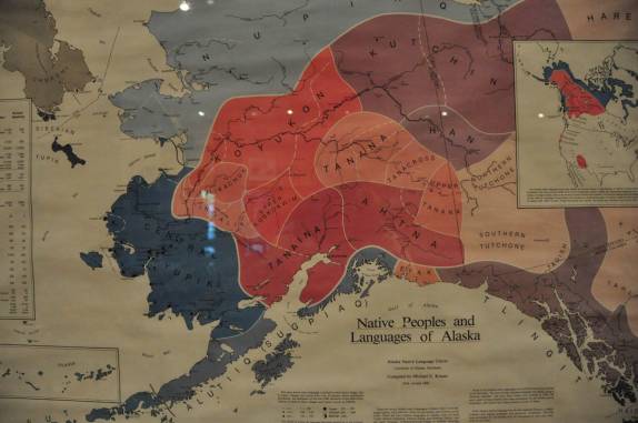 Mapa das culturas e línguas indígenas do Alaska, no Centro de Tradição e Cultura Indígena, em Sitka, no sudeste do Alaska
